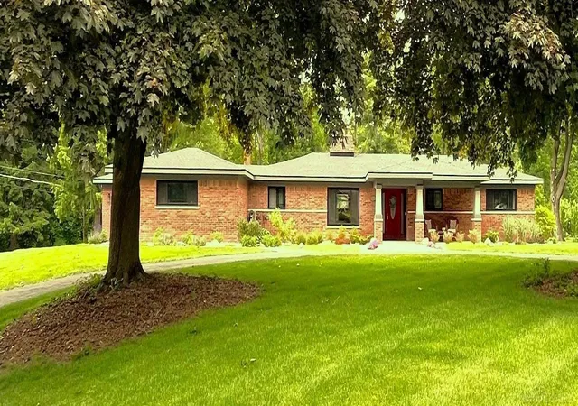 Photo 1 of Sale Pending at 1750 Ledbury Dr, Bloomfield Hills, MI 48304 | MLS# 58050209877 | Listing updated on 2026-06-08