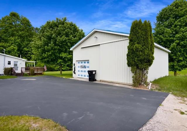 Photo 3 of Single family home for sale at 9101 S Nash Rd, Maple City, MI 49664 | MLS# 78080069123 | Listing updated on 2026-06-08