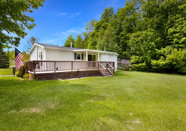 Photo 4 of Single family home for sale at 9101 S Nash Rd, Maple City, MI 49664 | MLS# 78080069123 | Listing updated on 2026-06-08
