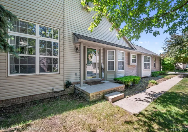 Listing Photo 2 - Condo for sale in building located at 41222 Bermuda Dr, Sterling Heights, MI 48314