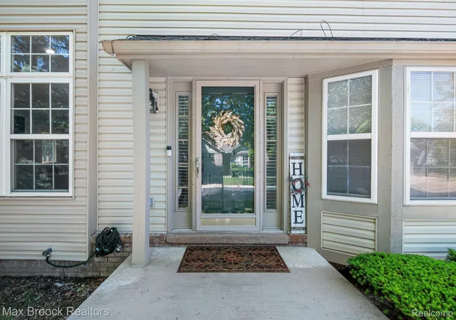 Listing Photo 3 - Condo for sale in building located at 41222 Bermuda Dr, Sterling Heights, MI 48314