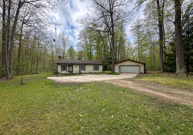 3rd image of 2081 Deer Lake Rd, Harrison, MI 48625 | MLS# 72026026539