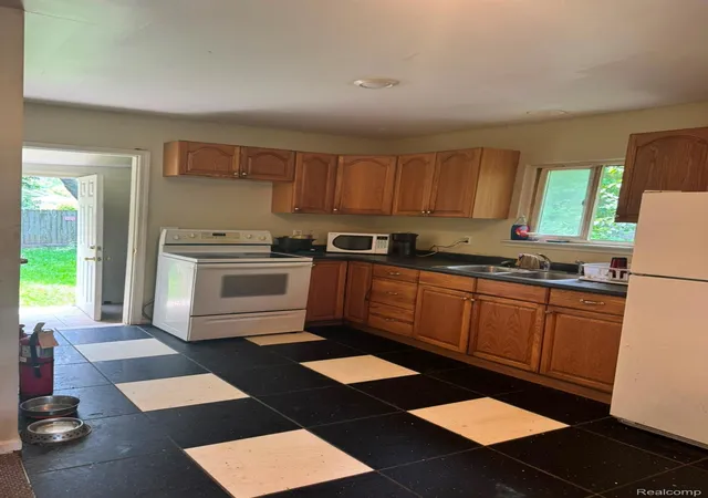 Photo 4 of Single family home for sale at 823 Remington Ave, Flint, MI 48507 | MLS# 20261040695 | Listing updated on 2026-06-12