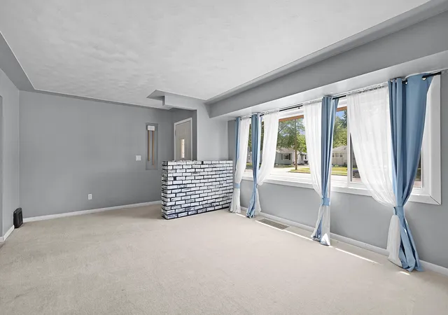Photo 3 of Single family home for sale at 631 Oakcrest St SW, Wyoming, MI 49509 | MLS# 65026026583 | Listing updated on 2026-06-20