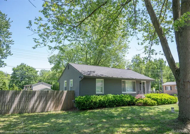 Photo 3 of Single family home for sale at 4383 Green Lake Rd, West Bloomfield, MI 48323 | MLS# 20261040834 | Listing updated on 2026-06-19