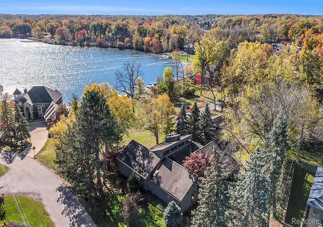 Photo 2 of Mansion for sale at 2501 Doleman Dr, West Bloomfield, MI 48324 | MLS# 20261040840 | Listing updated on 2026-09-12
