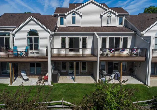 2nd image of 674 Smt Ridge Dr, Milford, MI 48381