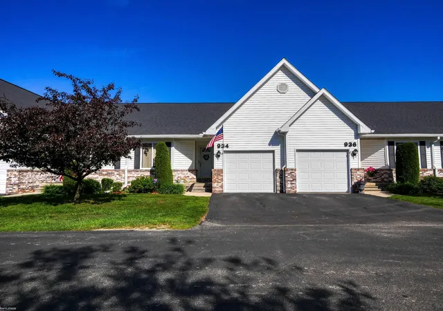 Listing Photo 2 - Condo for sale in building located at 934 Lighthouse Dr, Marysville, MI 48040