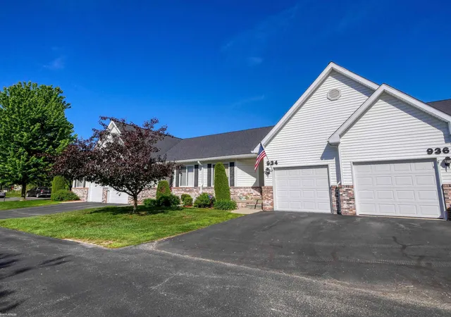 Listing Photo 3 - Condo for sale in building located at 934 Lighthouse Dr, Marysville, MI 48040