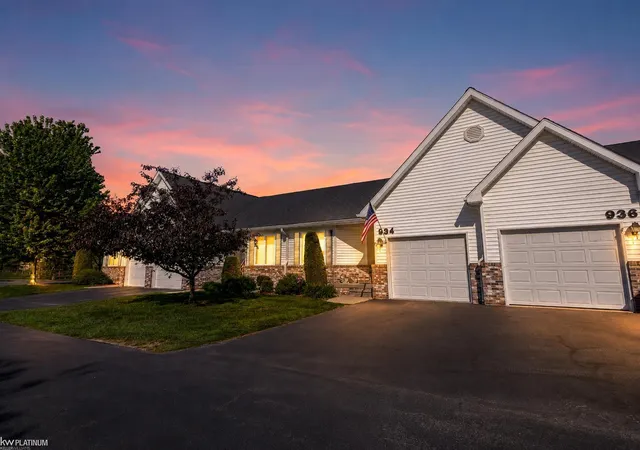 Listing Photo 4 - Condo for sale in building located at 934 Lighthouse Dr, Marysville, MI 48040