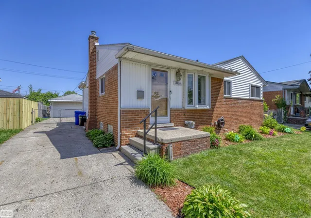 Photo 3 of Single family home for sale at 18029 Rainbow St, Fraser, MI 48026 | MLS# 58050209966 | Listing updated on 2026-06-05