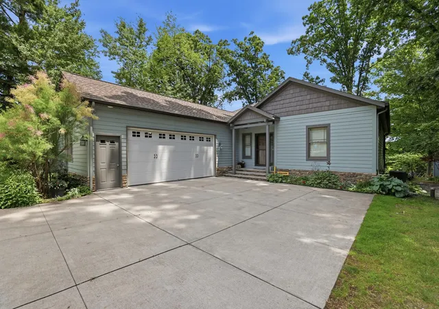 Photo 2 of Single family home for sale at 7352 Hallridge Dr Ne, Belding, MI 48809 | MLS# 65026026677 | Listing updated on 2026-08-20