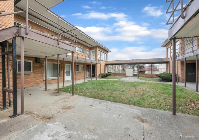 5th image of 16721 Greenfield Rd, Detroit, MI 48235