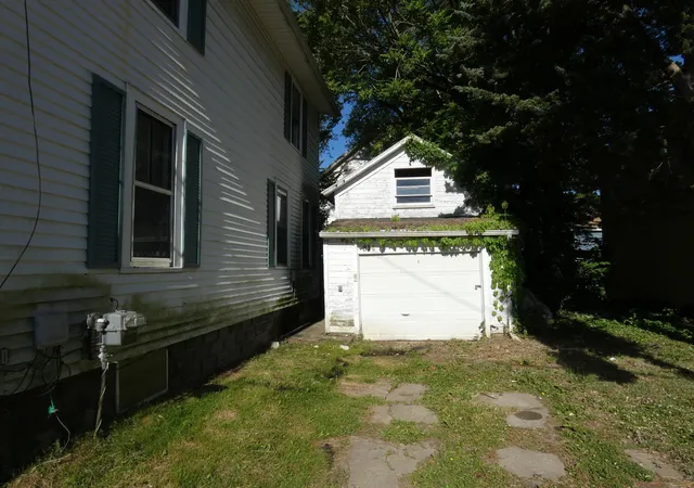 Photo 3 of Single family home for sale at 814 Central Pl, Kalamazoo, MI 49008 | MLS# 69026026697 | Listing updated on 2026-09-12