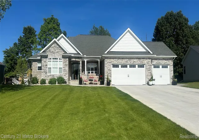Photo 1 of Single family home for sale at 16437 Sleepy Holw Dr, Fenton, MI 48430 | MLS# 20261040975 | Listing updated on 2026-08-17