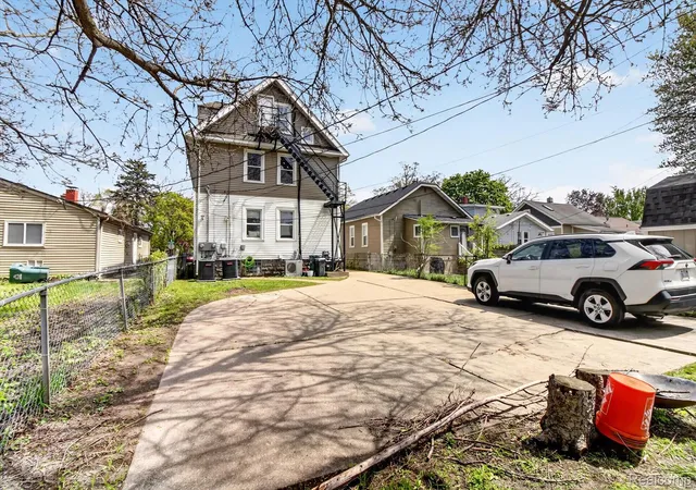 Listing Photo 2 - Condo for sale in building located at 351 Edgewood Pl, Ferndale, MI 48220 - Unit #