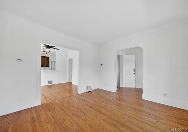 Listing Photo 4 - Condo for sale in building located at 351 Edgewood Pl, Ferndale, MI 48220