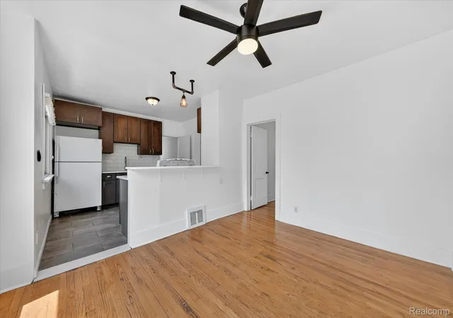 Listing Photo 5 - Condo for sale in building located at 351 Edgewood Pl, Ferndale, MI 48220