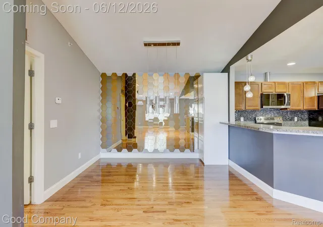 Listing Photo 4 - Condo for sale in building located at 29941 Fox Run Cir, Warren, MI 48092
