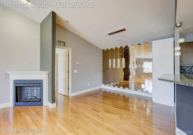 Listing Photo 5 - Condo for sale in building located at 29941 Fox Run Cir, Warren, MI 48092