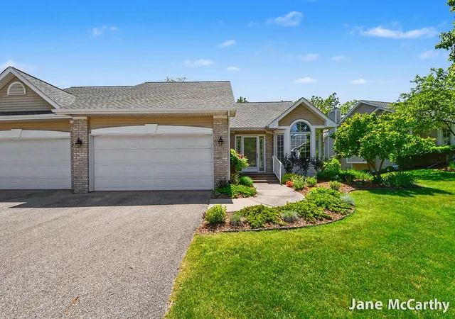 Listing Photo 2 - Condo for sale in building located at 2338 Whimbrel Ct NE, Grand Rapids, MI 49505