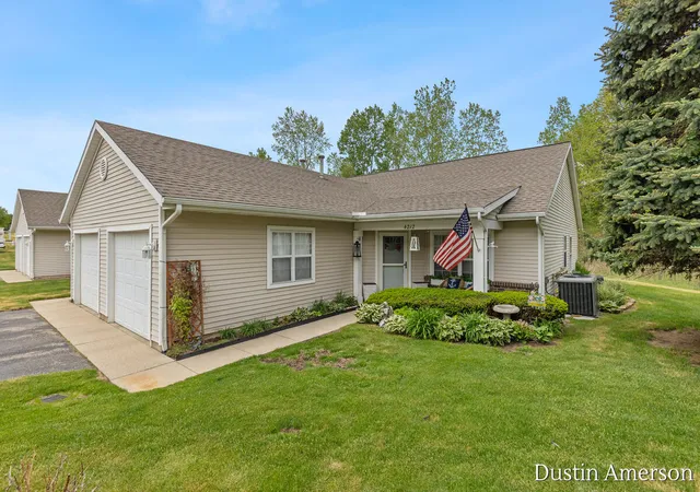 Listing Photo 2 - Condo for sale in building located at 4212 Peak Ln NE, Grand Rapids, MI 49525