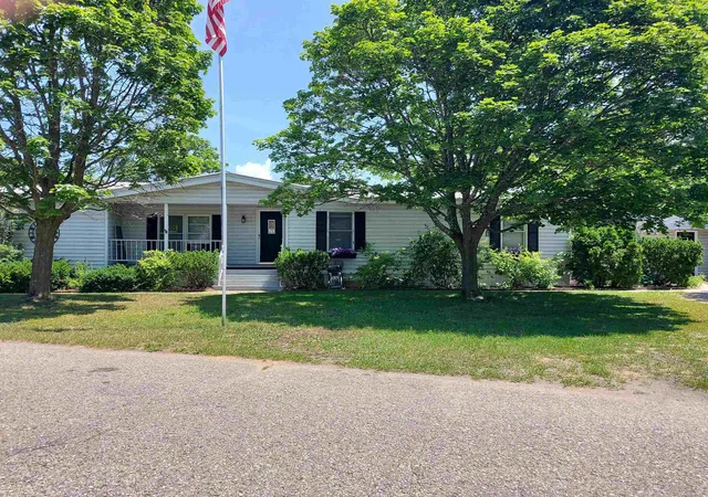 Photo 2 of Single family home for sale at 1743 David Pl, Traverse City, MI 49686 | MLS# 78080069172 | Listing updated on 2026-09-12