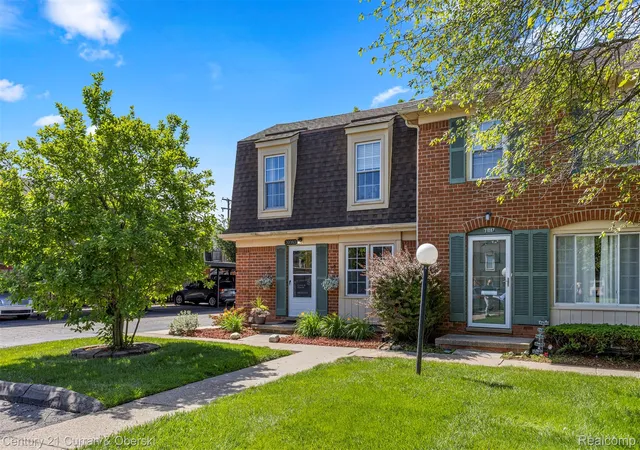 Listing Photo 2 - Condo for sale in building located at 31083 Hoover Rd Hoover Rd, Warren, MI 48093 - Unit #12