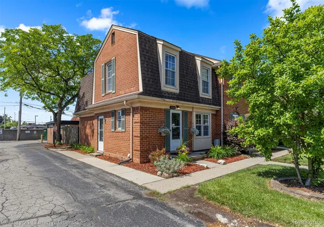 Listing Photo 3 - Condo for sale in building located at 31083 Hoover Rd Hoover Rd, Warren, MI 48093 - Unit #12