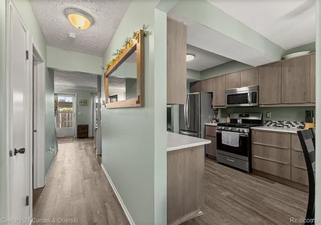 Listing Photo 4 - Condo for sale in building located at 31083 Hoover Rd Hoover Rd, Warren, MI 48093 - Unit #12