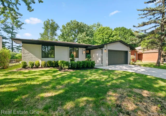 3rd image of 1227 Shallowdale Dr, Troy, MI 48085 | MLS# 20261041091