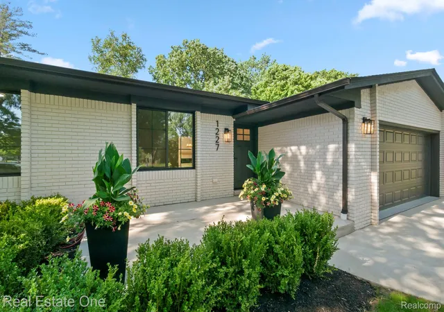 4th image of 1227 Shallowdale Dr, Troy, MI 48085 | MLS# 20261041091