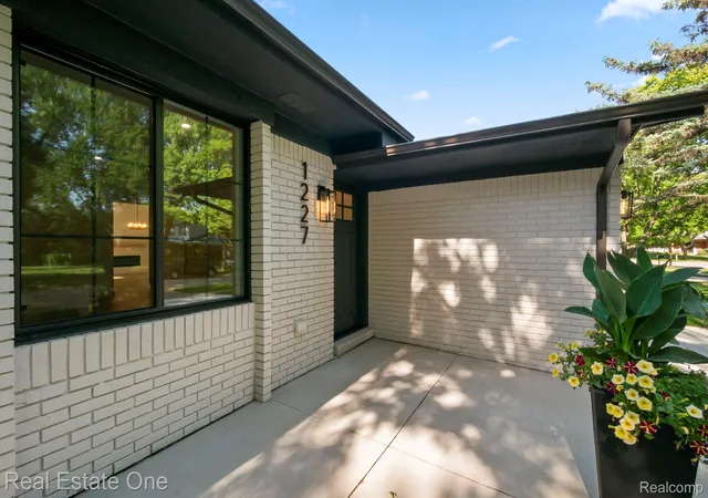 5th image of 1227 Shallowdale Dr, Troy, MI 48085 | MLS# 20261041091