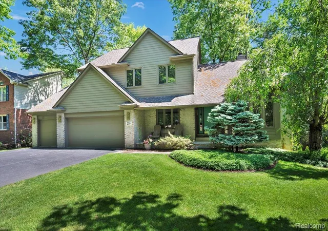 Photo 3 of Single family home for sale at 250 Woodcreek Ct, Commerce Township, MI 48390 | MLS# 20261041093 | Listing updated on 2026-08-31