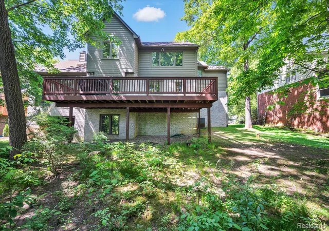 Photo 3 of Single family home for sale at 250 Woodcreek Ct, Commerce Township, MI 48390 | MLS# 20261041093 | Listing updated on 2026-08-31