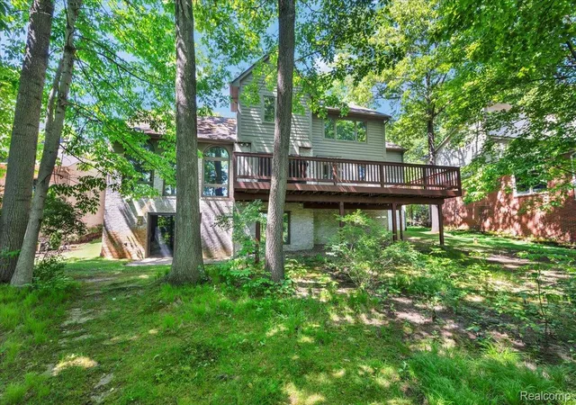 Photo 4 of Single family home for sale at 250 Woodcreek Ct, Commerce Township, MI 48390 | MLS# 20261041093 | Listing updated on 2026-08-31