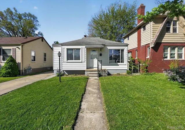 Photo 3 of Single family home for sale at 612 Mayflower Ave, Lincoln Park, MI 48146 | MLS# 20261041107 | Listing updated on 2026-06-20