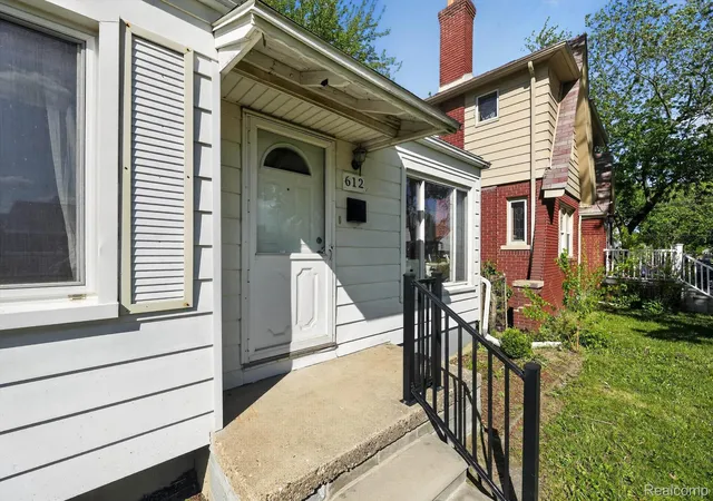 Photo 4 of Single family home for sale at 612 Mayflower Ave, Lincoln Park, MI 48146 | MLS# 20261041107 | Listing updated on 2026-06-20