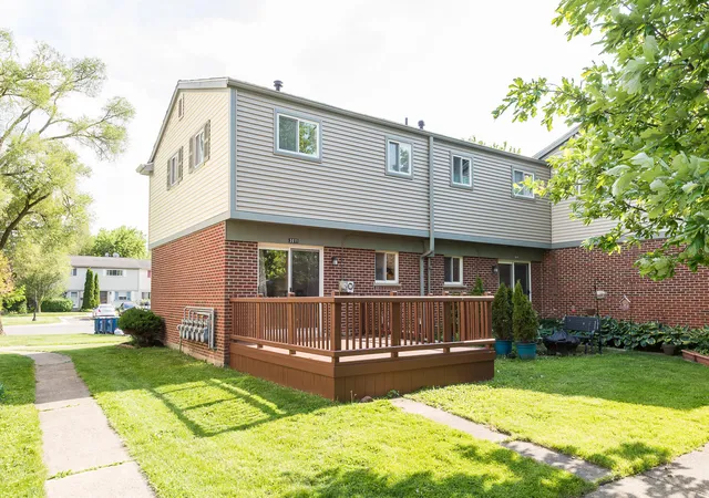 Listing Photo 2 - Condo for sale in building located at 3011 Williamsburg Rd, Ann Arbor, MI 48108