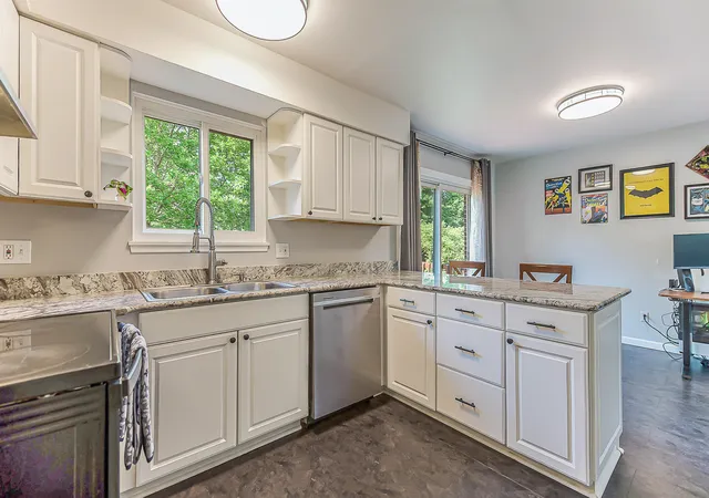 Listing Photo 5 - Condo for sale in building located at 3011 Williamsburg Rd, Ann Arbor, MI 48108