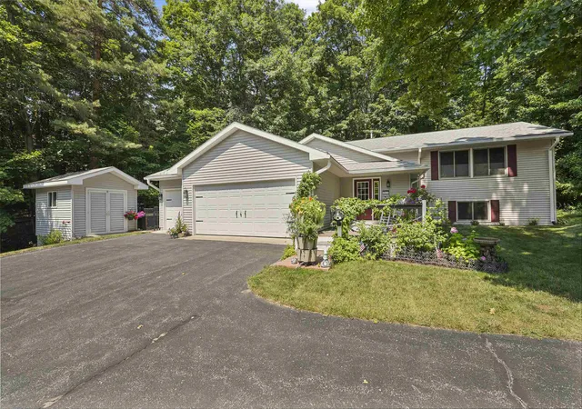 5th image of 10159 Council Oak Dr, Traverse City, MI 49686 | MLS# 78080069175