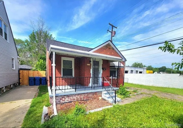 Photo 3 of Single family home for sale at 13505 Saint Andrews Ave, Warren, MI 48089 | MLS# 20261041132 | Listing updated on 2026-09-17