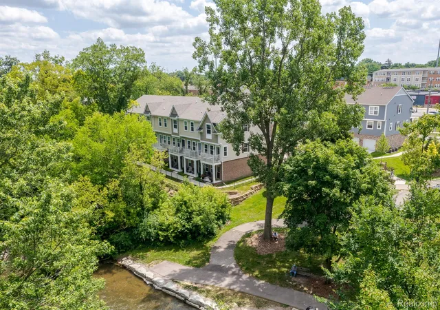 Listing Photo 4 - Condo for sale in building located at 3317 Parkways Blvd, Auburn Hills, MI 48326