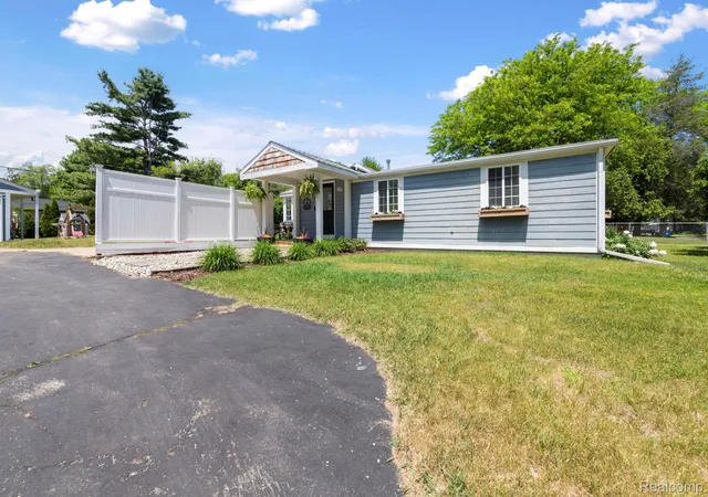 Photo 1 of Single family home for sale at 1570 Tamson St, West Bloomfield, MI 48324 | MLS# 20261041165 | Listing updated on 2026-06-21