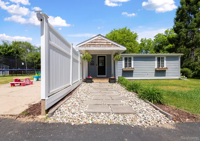 Photo 2 of Single family home for sale at 1570 Tamson St, West Bloomfield, MI 48324 | MLS# 20261041165 | Listing updated on 2026-06-21