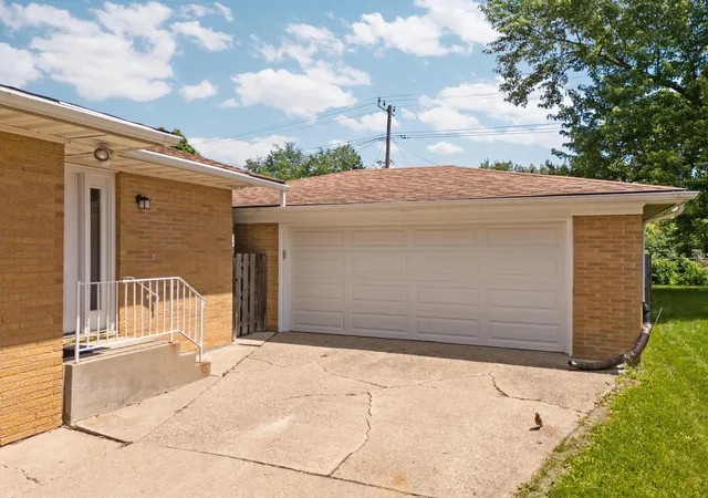 Photo 3 of Single family home for sale at 1559 Glastonbury Rd, Ann Arbor, MI 48103 | MLS# 81026026876 | Listing updated on 2026-06-06
