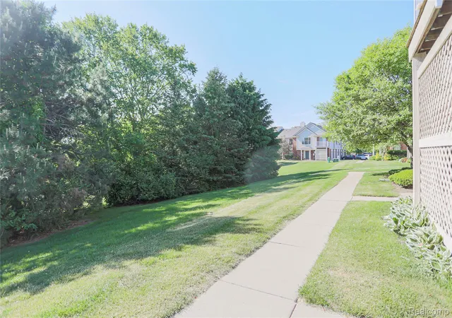 Listing Photo 4 - Condo for sale in building located at 1859 Flagstone Cir, Rochester, MI 48307