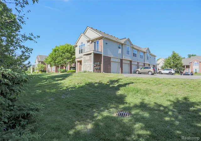 Listing Photo 5 - Condo for sale in building located at 1859 Flagstone Cir, Rochester, MI 48307