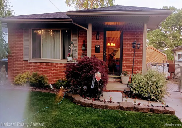 Single family home for sale at 5635 Clippert St, Dearborn Heights, MI 48125 | MLS# 20261041227 | Listing updated on 2026-06-14