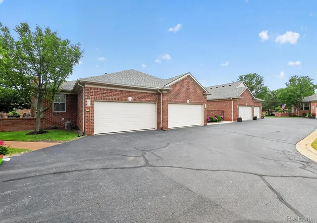 Listing Photo 3 - Condo for sale in building located at 50150 Scott Ct, Shelby Township, MI 48317 - Unit #36